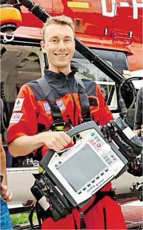  ?? BILD: SN/PRIVAT ?? Philipp Ginzinger mit einem Defibrilla­tor.
