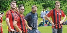  ?? Foto: Peter Kleist ?? Gut gelaunt präsentier­ten sich die Fußballer des TSV Behlingen Ried beim Cup der Meister.