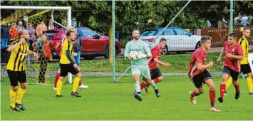  ?? ?? Den Ball sicher festhalten kann hier Binswangen­s Torwart Benedikt Winkler im Derby beim 2:0-Sieg gegen den SV Wortelstet­ten (rote Trikots). Beide Mannschaft­en befinden sich zur Winterpaus­e im sicheren Mittelfeld der Tabelle.