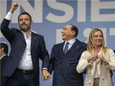  ?? © Getty ?? Giorgia Meloni (naast Matteo Salvini en Silvio Berlusconi): een neofascist­e die zegt dat ze eigenlijk gematigd is.