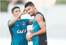  ?? VÍTOR SILVA / SS PRESS / BOTAFOGO ?? Renatinho brinca com Matheus Fernandes: busca pelos três pontos