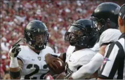  ?? SUE OGROCKI THE ASSOCIATED PRESS ?? Army quarterbac­k Kelvin Hopkins Jr. (8) celebrates with teammates Calen Holt (22) and Camden Harrison, right, after scoring against Oklahoma on Saturday.