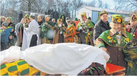  ?? FOTO: RWE ?? Ehrenmitgl­ied Elli Bucher wirft noch einen Blick auf den Bole, ehe der von Daniel Burkhart und Volker Dahnke der Schussen „übergeben“wird.