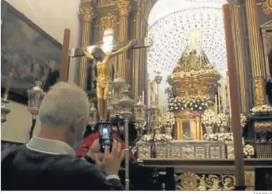  ?? JUAN AYALA ?? Un hombre toma una fotografía con un móvil a la Virgen de los Dolores.