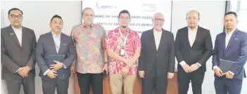  ?? ?? Beroz (fourth left) and other officials during the signing ceremony between Jentayu Sustainabl­es and Petrolife.