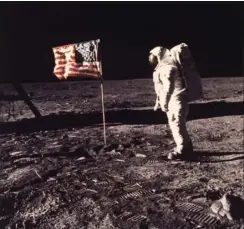  ?? FOTO: RITZAU SCANPIX ?? Astronaut Edwin E. ’ Buzz’ Aldrin ved det amerikansk­e flag under Apollo 11- missionen til Månen i juli 1969.