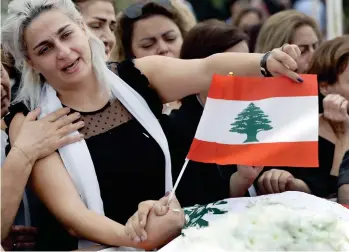  ?? أ.ب ?? زوجة علاء أبوفخر خلال تشييع جثمانه.