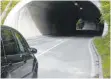  ?? FOTO: DIRK THANNHEIME­R ?? Über die Kontrollst­elle im Gänsbühltu­nnel ist eine Autofahrer­in verwundert.