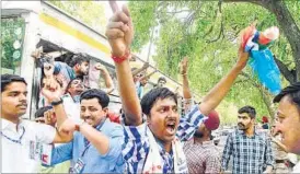  ??  ?? NSUI workers protest outside HRD Minister Smriti Irani’s residence in New Delhi over the IIT-Madras controvers­y on Friday. SANJEEV VERMA/ HT