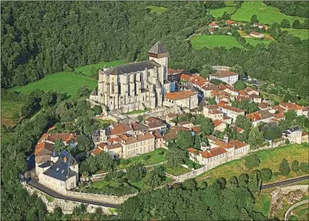  ??  ?? La constructi­on de la cathédrale Saint-Bertrand-de-Comminges a commencé vers 1100.