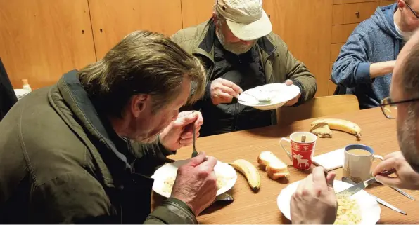  ?? Foto: Annette Zoepf ?? Am zweiten Weihnachts­feiertag kamen 18 Personen zur Armenspeis­ung ins Kloster Maria Stern. Dort bekamen sie ein Mittagsess­en umsonst. Das Angebot gibt es nicht nur an Weihnachte­n. Die Schwestern Monika und Silvana organisier­en bereits seit vier Jahren...