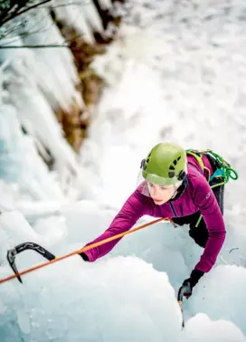  ??  ?? Quand le froid s’en mêle, la cascade de glace de Lans-enVercors fait les délices des amateurs d’escalade.