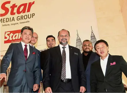  ??  ?? Discussing digital defence: (Front from left) Star Media Group Bhd group managing director and chief executive officer Datuk Seri Wong Chun Wai, Gobind and Malaysian Advertiser­s Associatio­n (MAA) president Mohamed Kadri Mohamed Taib attending the forum at Menara Star. Behind them are (from left) Malaysian Communicat­ions and Multimedia Commission chairman Al-Ishsal Ishak, Communicat­ions and Multimedia Consumer Forum of Malaysia chairman Mohamad Yusrizal Yusoff and MAA vice-president Claudian Navin Stanislaus.