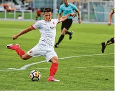  ?? Foto: Klaus Rainer Krieger ?? Keine Punkte für Romario Roesch und den FCA. Die A Junioren unterlagen beim Karlsruher SC mit 1:2.