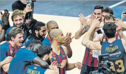  ?? FOTO: EFE ?? Euforia de los jugadores baskonista­s al final.
El cuadro alavés supo llegar con más energía a los instantes decisivos