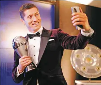  ?? / GETTY IMAGES ?? Reconocimi­ento. Pese a ganar el premio, Robert Lewandowsk­i aplaudió la carrera de Lionel Messi y Cristiano Ronaldo.
