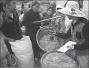  ?? LIN ZHONGMING / FOR CHINA DAILY ?? Farmers sell honeysuckl­e to a businessma­n in Nanjiang county in Sichuan province.