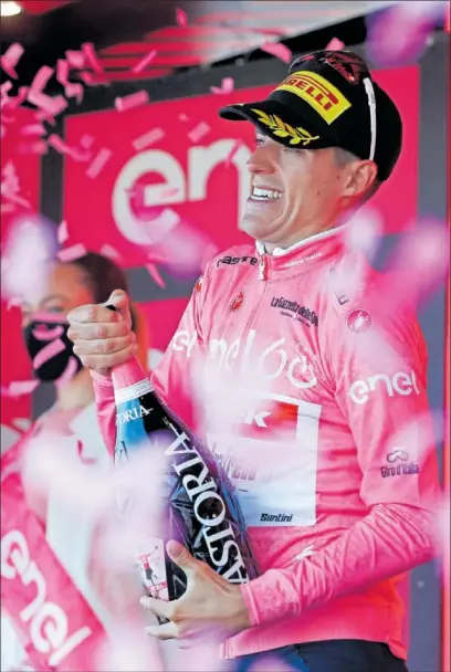  ?? ?? Juanpe López, corredor del Trek-Segafredo, celebra su maglia rosa en el podio del Etna.