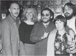  ??  ?? 1974. Les interprète­s Gilles Renaud, feue Denise Pelletier, Rita Lafontaine et le metteur en scène André Brassard assistaien­t au lancement du livre Bonjour, là, bonjour, alors que la pièce du même nom, dans laquelle jouaient ces acteurs, était...