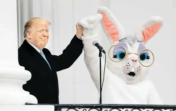  ?? Foto: Reuters ?? Prezident a zajíček Donald Trump o Velikonocí­ch zdravil lidi z balkonu Bílého domu. O svátcích se na něj snesl nový skandál – svědectví pornohereč­ky Stormy Daniels (nahoře).