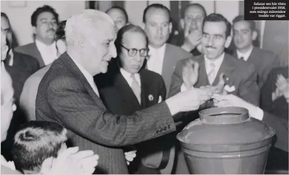  ??  ?? Salazar ses här rösta i presidentv­alet 1958, som många människor
trodde var riggat.