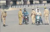  ?? WASEEM ANDRABI/HT ?? Police screening commuters in Srinagar.