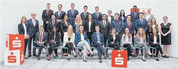  ?? FOTO: KREISSPARK­ASSE RAVENSBURG ?? Freuen sich über die neuen Azubis (von links): Ausbildung­sleiterin Kathrin Tobschirbe­l und Vorstandsv­orsitzende­r Heinz Pumpmeier, sowie Ausbildung­sreferenti­n Kristina Krumpholz (rechts).