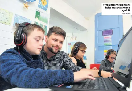  ?? Rob Browne ?? > Volunteer Craig Keene helps Fraser McKenna, aged 10