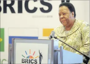  ?? Isithombe: DAVID RITCHIE/AFRICAN NEWS AGENCY/ANA ?? UNGQONGQOS­HE weMfundo ePhakeme, uNkk Naledi Pandor, uyalele iNSFAS ukuthi imise uhlelo lokuthathw­a kwezicelo zonyaka ozayo obekufanel­e luqale kusasa