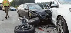  ?? Foto: Stefan Puchner/dpa ?? Zwei der insgesamt 29 verunglück­ten Autos gestern Abend auf der Autobahn A8 zwi schen Adelzhause­n und Odelzhause­n.