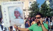  ??  ?? In piazza
Il padre con la foto di Lorenzo durante una protesta