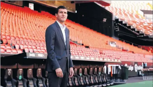  ??  ?? Javi Gracia observa Mestalla el día de su presentaci­ón como entrenador del Valencia.