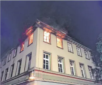  ?? FOTO: PRIVAT ?? Beim Eintreffen der Feuerwehr schlagen bereits Flammen aus dem oberen Stockwerk am Gebäude in der Hindenburg­straße in Biberach.