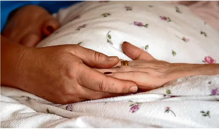  ?? Foto: Peter Förster/dpa ?? Begleitung bis zum natürliche­n Lebensende oder Hilfe beim Suizid? Alte, Kranke, Familien und Verbände suchen nach dem richtigen Weg.