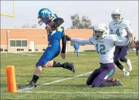  ?? Paul Dineen / OTSPORTSCH­EK ?? Weldon Valley running back Weston Filter (24) scores a touchdown against Arickaree/ Woodlin on Friday afternoon.