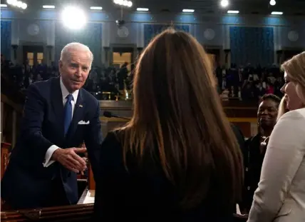  ?? FOTO: JACQUELYN MARTIN/LEHTIKUVA-AFP ?? ■
USA:s president Joe Biden skakar hand med gäster efter sitt årliga tal till nationen i Kapitolium i Washington DC.