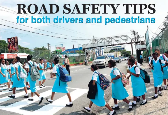  ?? NORMAN GRINDLEY / CHIEF PHOTO EDITOR ?? Wolmers High School students using the pedestrian crossing with the assistance of the warden (background) on Marescaux Road in Kingston .