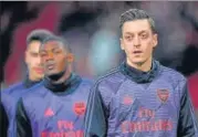  ?? AFP ?? ■
Mesut Ozil (right) has become a polarising figure at Arsenal.