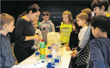  ?? FOTO: LYS ?? Um Mikroplast­ik sichtbar zu machen, bedarf es nur weniger Hilfsmitte­l. Referentin Benedikta Gattschau erläutert die chemischen Prozesse.