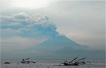  ?? PHOTO: REUTERS ?? The eruption of Mt Agung is seen from Ampenan beach in Mataram, Lombok island, Indonesia.