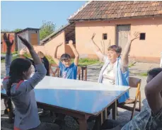  ??  ?? Auf spielerisc­he Art wird im Buki-Haus die Aufmerksam­keit der Kinder aus Romafamili­en gefördert.
