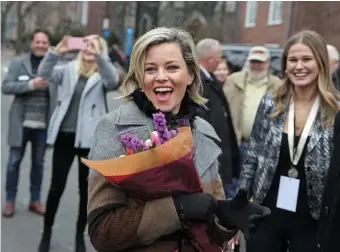  ?? MATT STONE / HERALD STAFF FILE ?? Elizabeth Banks, holding a bouquet Jan. 31 after beign named Hasty Pudding Woman of the year, hunkers down in spa mode.
