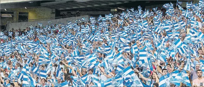  ?? FOTO: UNCITI ?? La afición de la Real se entrega a cantar el himno Txuri Urdin enarboland­o banderas del equipo en los prolegómen­os del encuentro ante el Barcelona, el primero de la historia en el nuevo Anoeta el pasado 15 de septiembre