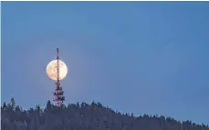  ?? FOTO: DANIEL ALTIPARMAK ?? Vollmond hinter der 95 Meter hohen Pfänderant­enne. In ihrer Nachbarsch­aft entlang des Pfänderrüc­kens am Bodensee ist der Bau von Windkrafta­nlagen im Gespräch.