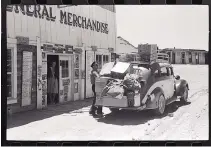  ?? COURTESY OF RUSSELL LEE VIA THE LIBRARY OF CONGRESS ?? A stage driver unloads packages at the Pie Town general store in June of 1940.