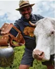  ?? Foto: Angelika Warmuth, dpa ?? Matthias Engel zeigt eine Kuhglocke mit GPS Sender.