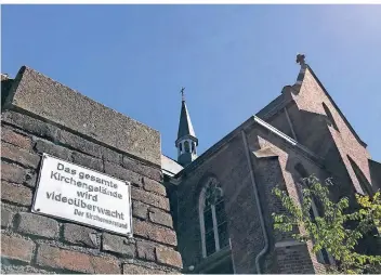  ??  ?? Weil es rund um die Kirche St. Peter und Paul Wegberg immer wieder zu Sachbeschä­digungen gekommen war, wurden dort Überwachun­gskameras installier­t.