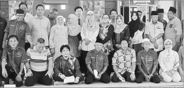  ??  ?? Nancy (standing front, third left) with Aidel on her right and other local officials joins the locals in a group photo at Masjid Darul Iman, Sadong Jaya.