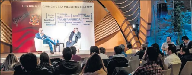  ??  ?? TEATRO GYMAGE. Rubiales presentó su candidatur­a en un acto presentado por Robinson que comenzó y acabó con una canción de Queen: ‘Don´t stop me now’ (‘Ahora no me frenes’).