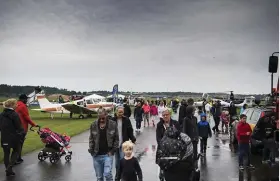  ??  ?? FUKTIGT. Barnens flyghelg blev en blöt historia i går. Men ett par tusen, stora och små, kom ändå till Säve även denna dag.